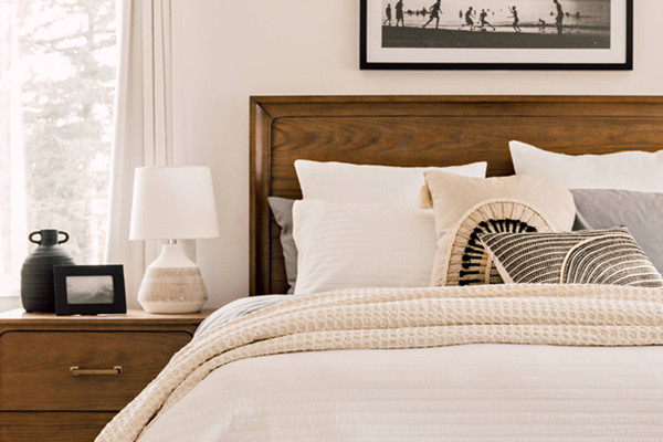 What Precautions should be Taken when Installing a Bedside Table Lamp?