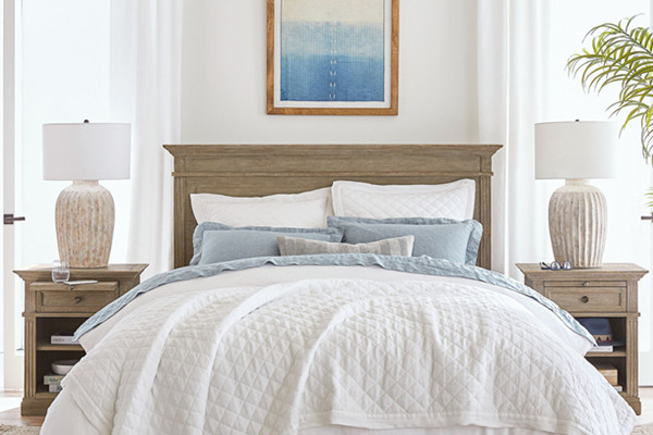 What are the Advantages of a Multifunctional Bedside Table Lamp?